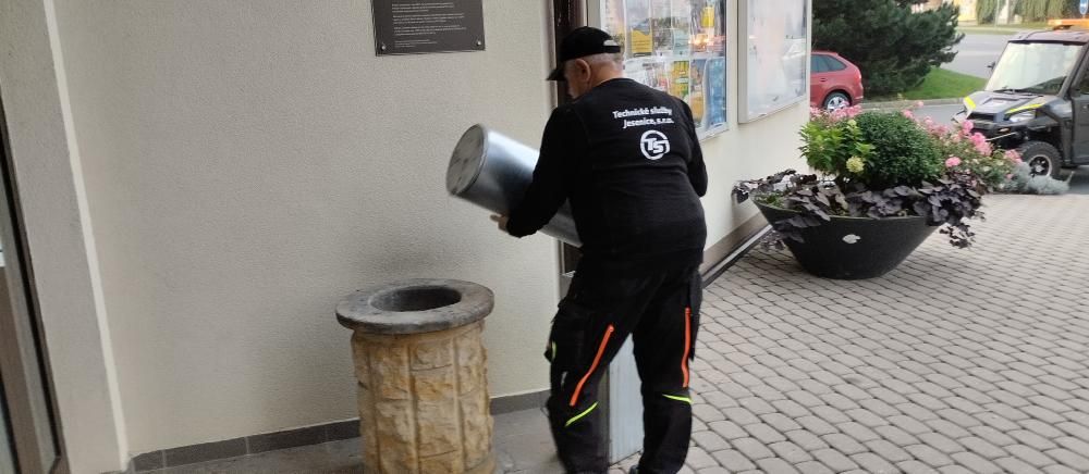 &Uacute;klid odpadků